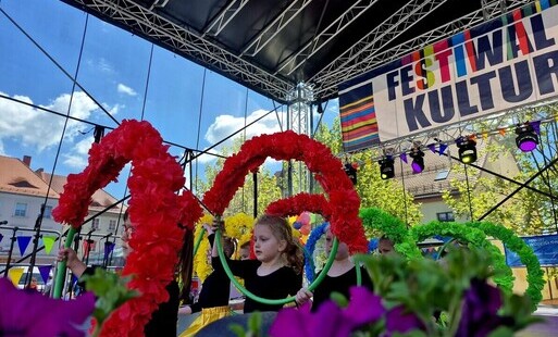 Dzieci w czasie występu na scenie podczas Powiatowego Festiwalu Kultury