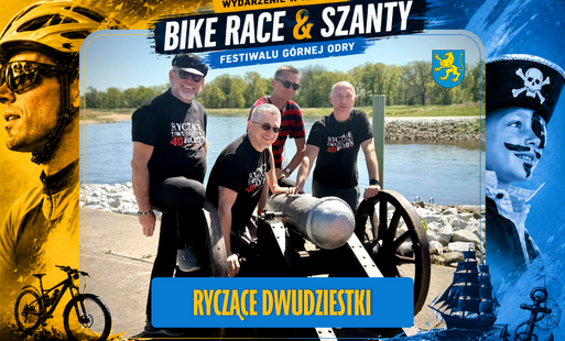 Ramka w kolorach wydarzenia Bike Race & Szanty żółto-niebieska, w środku zdjecie czterech męzczyzn pozujących przy armacie, członków zespołu Ryczące Dwudziestki