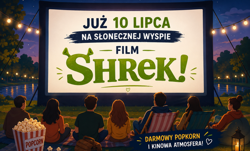 Ilustracja z dużym ekranem na kinie plenerowym z nazwą wyświetlanego filmu, ponizej ekranu siedzą tyłem widzowie, panuje półmrok, ciemność rozswietla jasny ekran i nastrojowe girlandy lampek