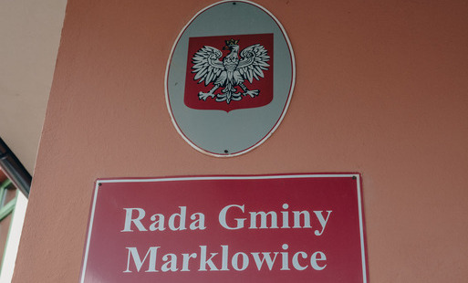 Elewacja budynku Urzędu Gminy w Marklowicach z Godłem Polski i tabliczką "Rada Gminy Marklowice"