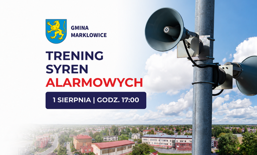 Fragment panoramy Marklowic z lotu ptaka, po prawej wyoki maszt z zamontowanymi głośnikami syren alarmowych, napis "Trening syren alarmowych 1 sierpnia godz. 17:00"