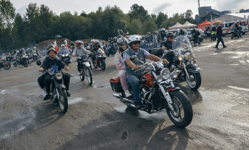 Uczestnicy zeszłorocznego Marklowickiego Zlotu Motocyklowego na swoich motocyklach na placu za Urzędem Gminy Marklowice, wyjeżdżają na paradę ulicami Marklowic
