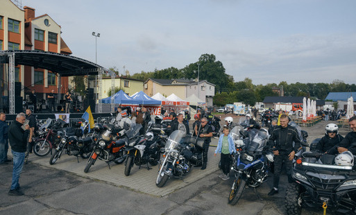 Motocykle oraz ich właściciele na dużym placu w trakcie zeszłorocznej edycji Marklowickiego Zlotu Motocyklowego
