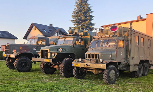 3 Wozy militarne stoją na trawie