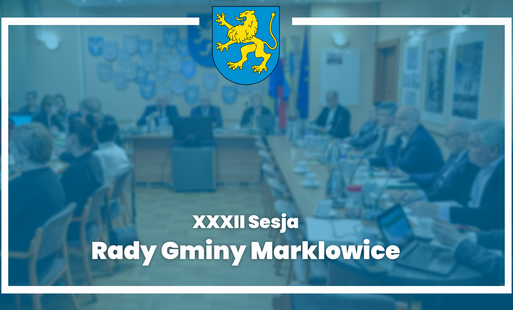 W tle zblurowane zdjęcie członków Rady Gminy Marklowice podczas sesji, siedzą za stołami w sali sesyjnej, na zdjęciu niebieska półprzezroczysta apla, biała ramka, herb Gminy Marklowice oraz napis XXXII Sesja Rady Gminy Marklowice