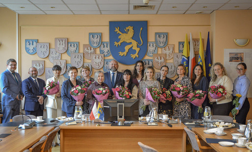 Wspólne zdjecie nauczycieli, którym przyznano Nagrody Wójta, wraz z władzami Gminy Marklowice w sali sesyjnej Urzędu Gminy Marklowice